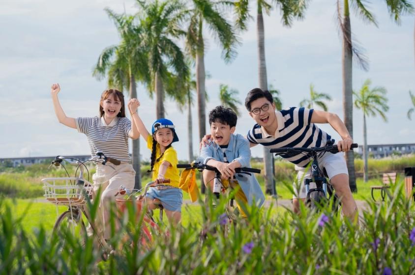 Gia đình thư giãn, kết nối với mảng xanh tại các dự án
