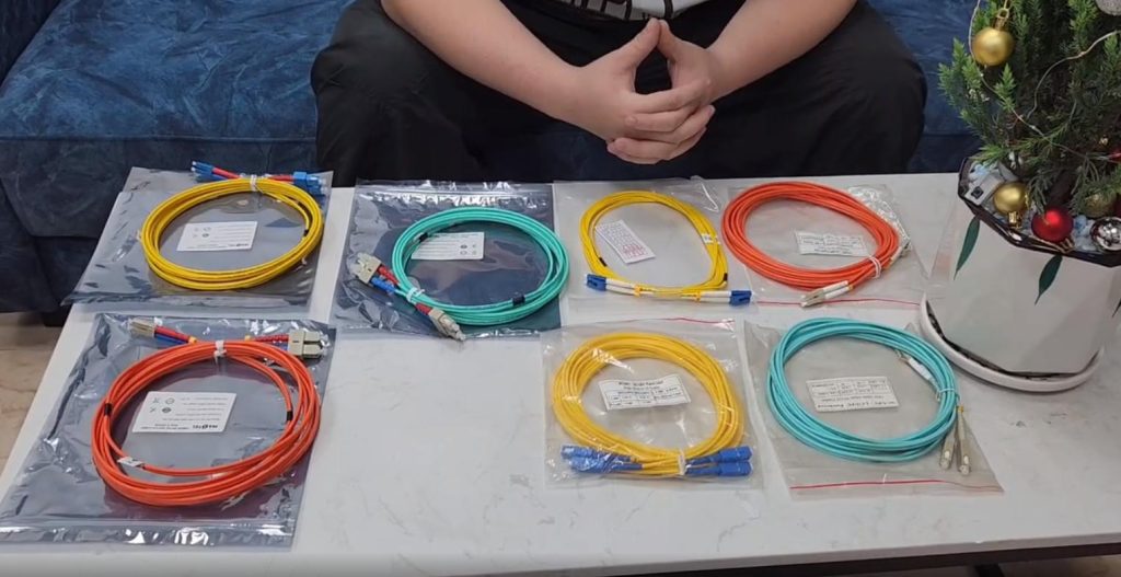 Dây nhảy quang chính hãng Maxtel (bên trái) và dây nhảy quang thường (bên phải)