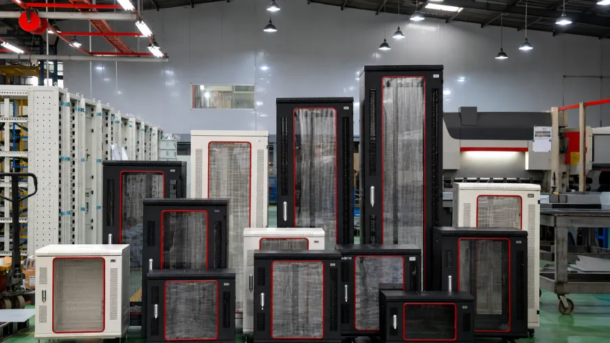 tủ rack maxtel có mặt trước bằng mặt kính